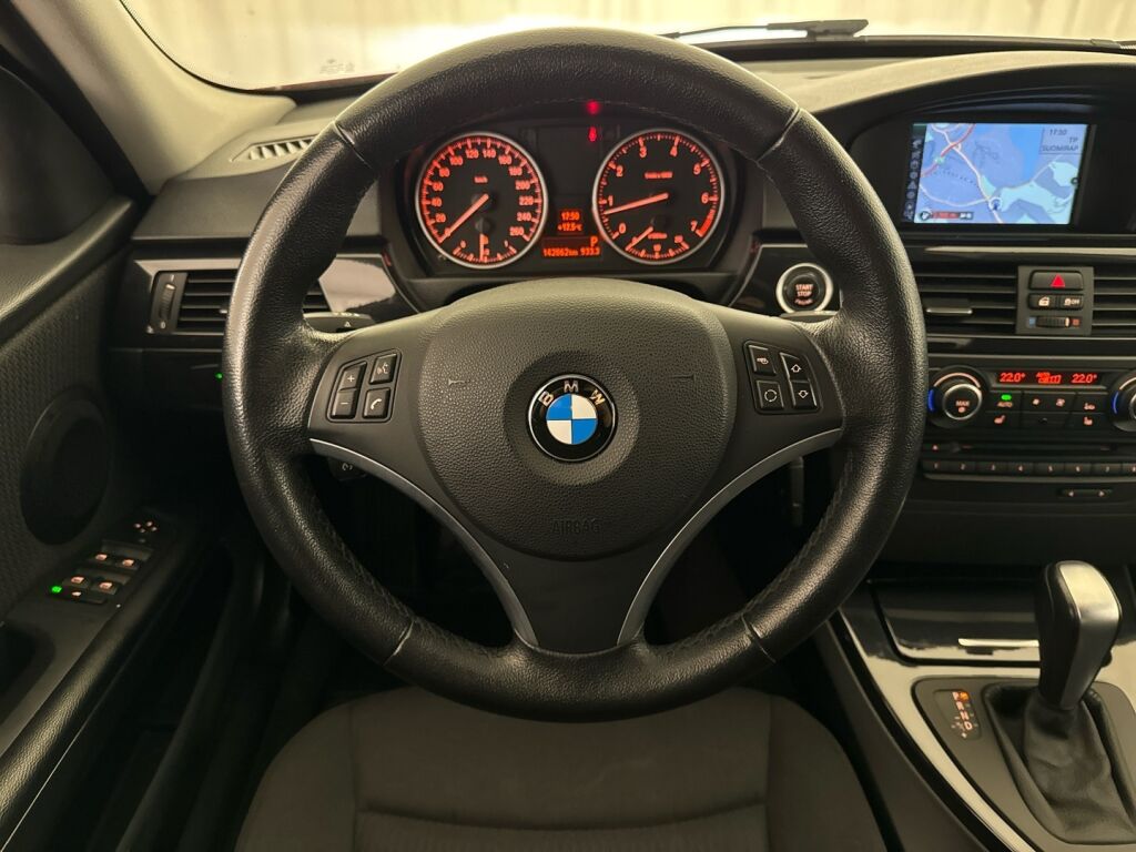 BMW 318 2011 Punainen