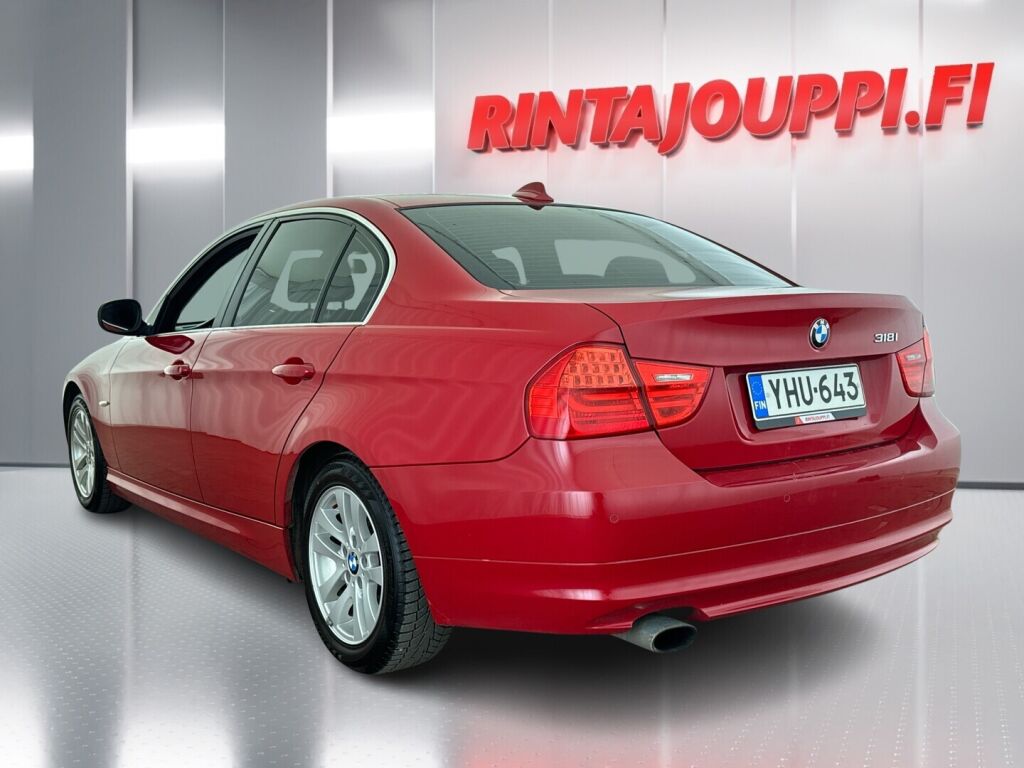 BMW 318 2011 Punainen