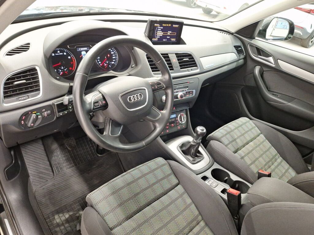 Audi Q3 2012 Musta