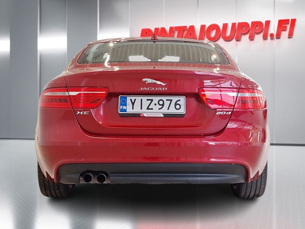 Jaguar XE 2015 Punainen