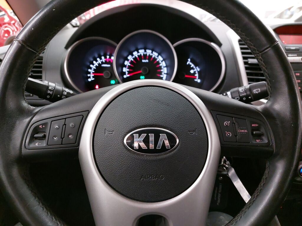 Kia Venga 2016 Punainen