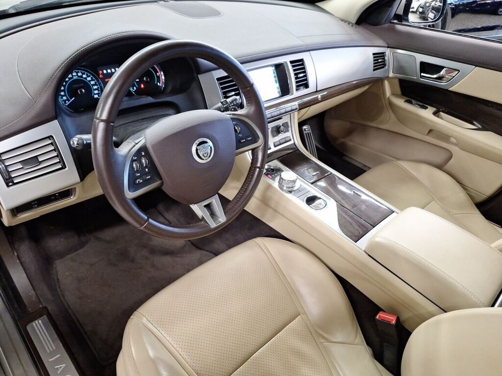 Jaguar XF 2011 Ruskea (beige)