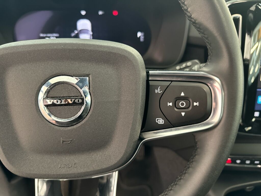 Volvo XC40 2023 Musta