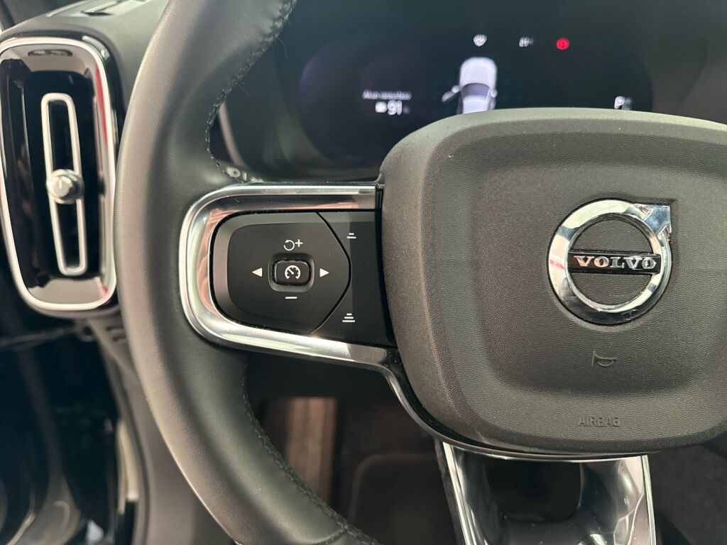 Volvo XC40 2023 Musta