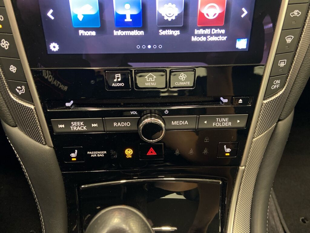 Infiniti Q50 2016 Musta