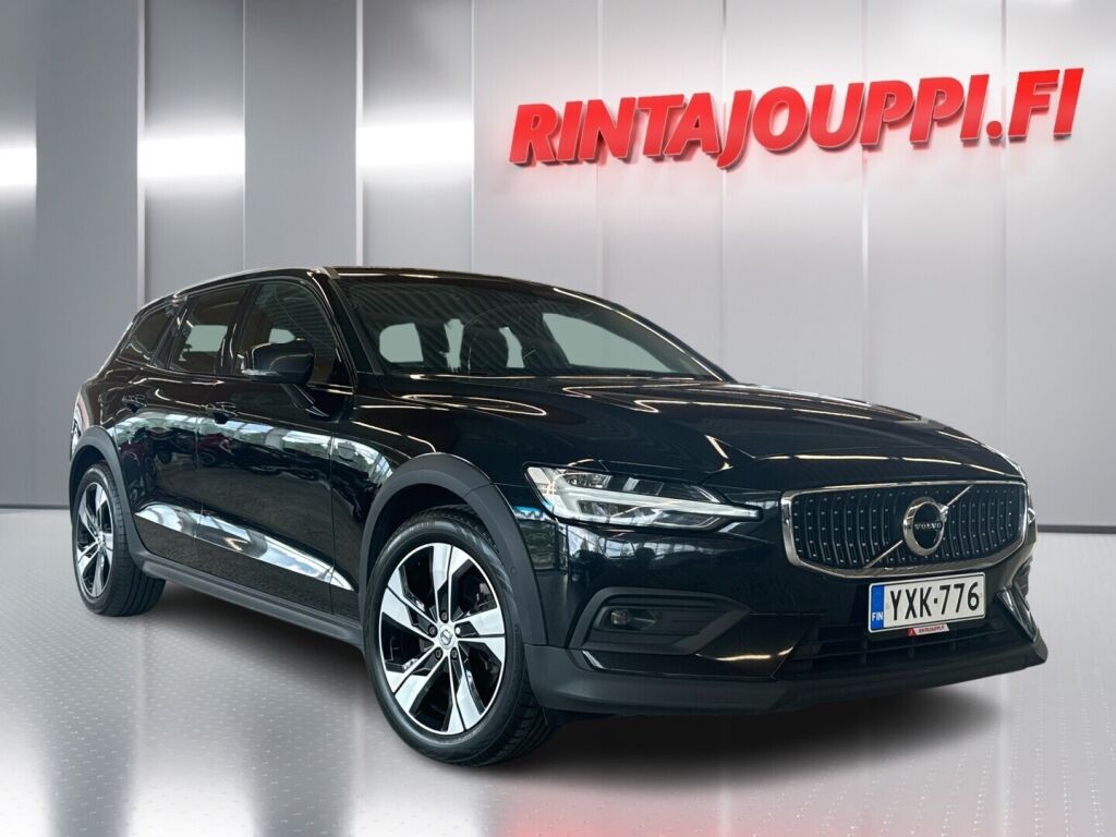 Volvo V60 Cross Country 2021 Musta