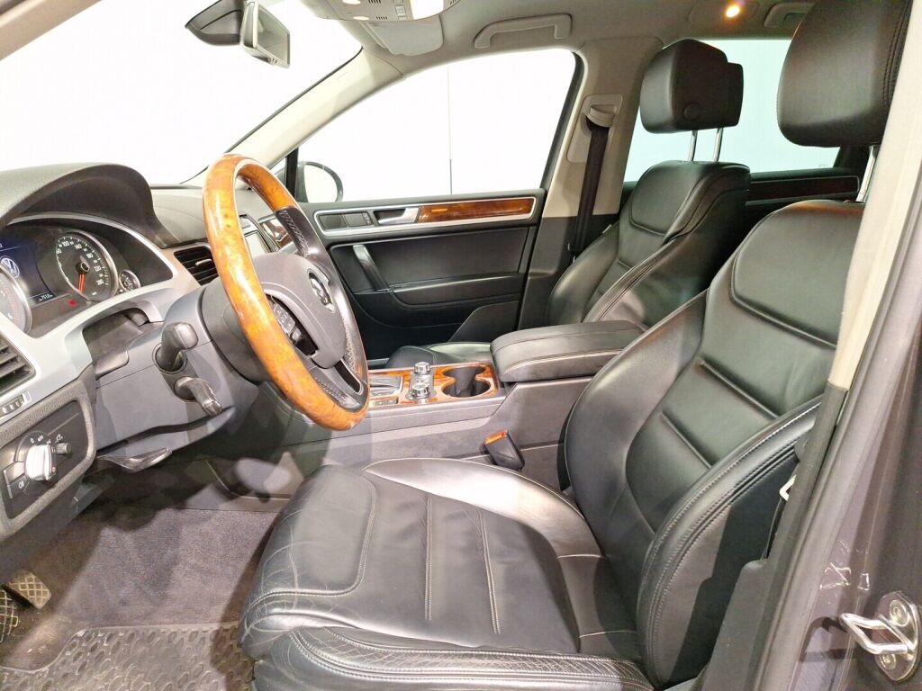 Volkswagen Touareg 2011 Harmaa