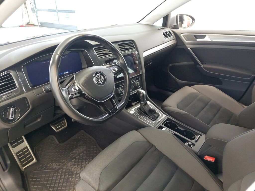 Volkswagen Golf 2018 Musta