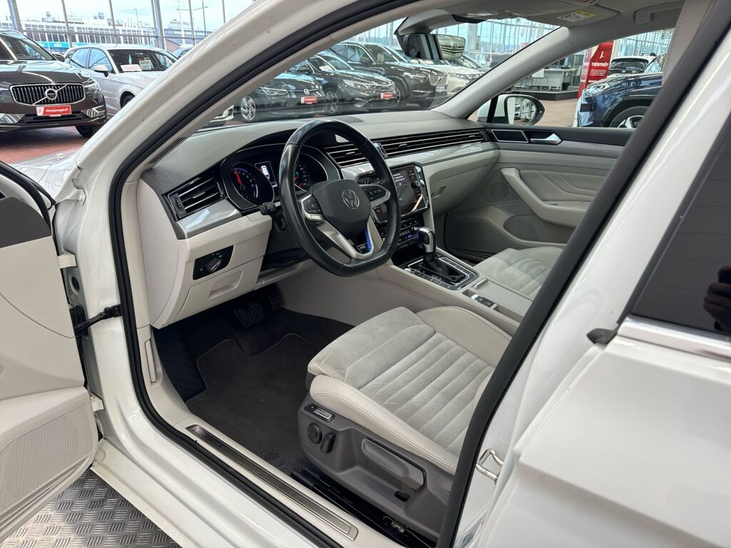 Volkswagen Passat 2021 Valkoinen