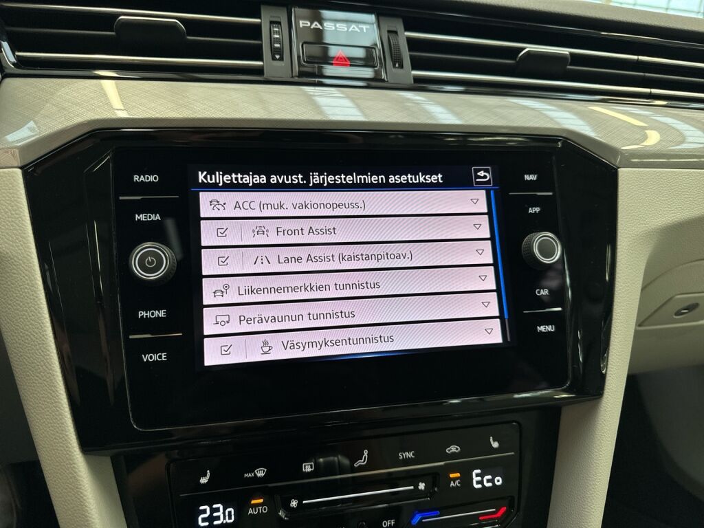 Volkswagen Passat 2021 Valkoinen