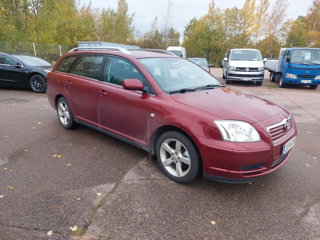 Toyota Avensis 2003 Punainen