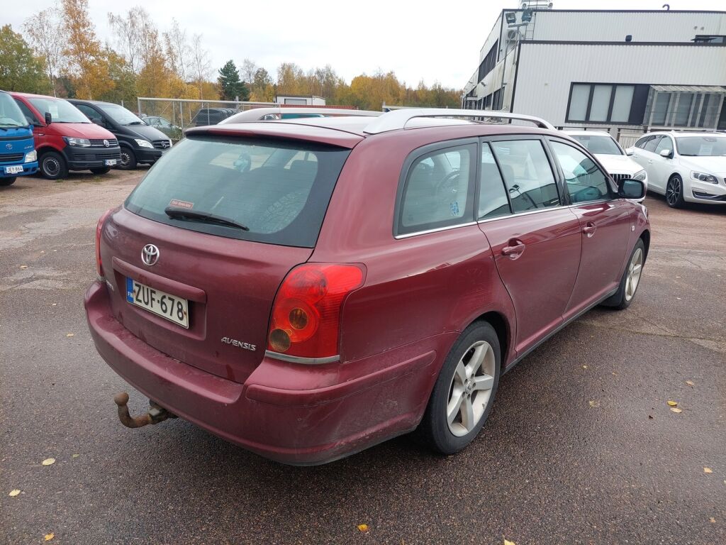 Toyota Avensis 2003 Punainen